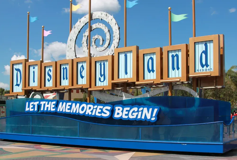 bigstock-Disneyland-Sign-18077924_result